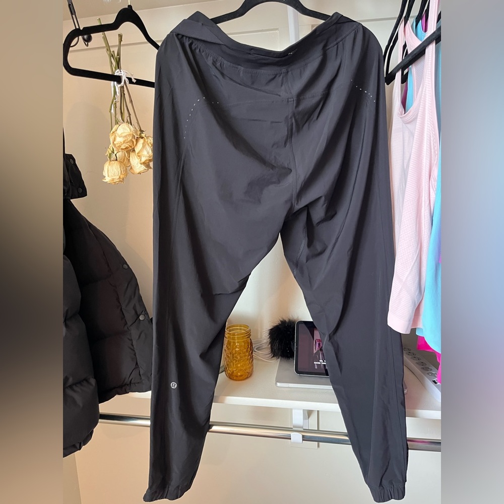 Lululemon On the fly Joggers with side slits in black size 8